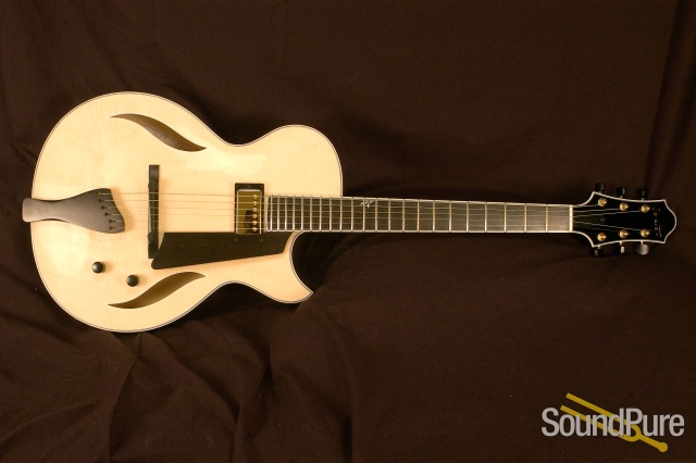 Benedetto Bambino Deluxe Natural/Espresso S1084 Archtop Guitar — image 2