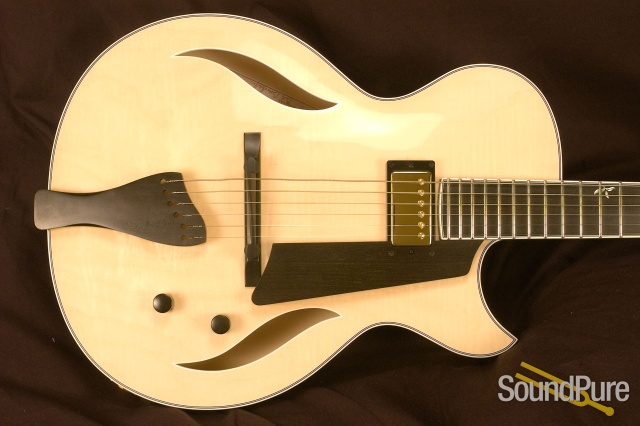 Benedetto Bambino Deluxe Natural/Espresso S1084 Archtop Guitar — image 4