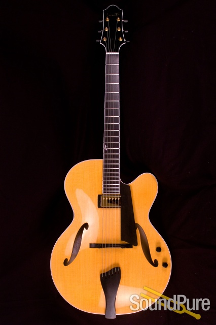 Benedetto Bravo Honey Blonde/Espresso S1098 Archtop Guitar