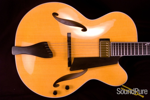 Benedetto Bravo Honey Blonde/Espresso S1098 Archtop Guitar — image 10