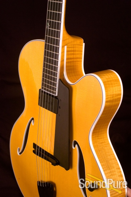 Benedetto Bravo Deluxe Honey Blonde S1109 Archtop Guitar