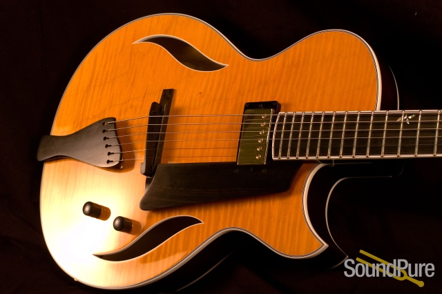 Benedetto Bambino Deluxe Honey Blonde/Espresso S1385 Archtop Guitar — image 1