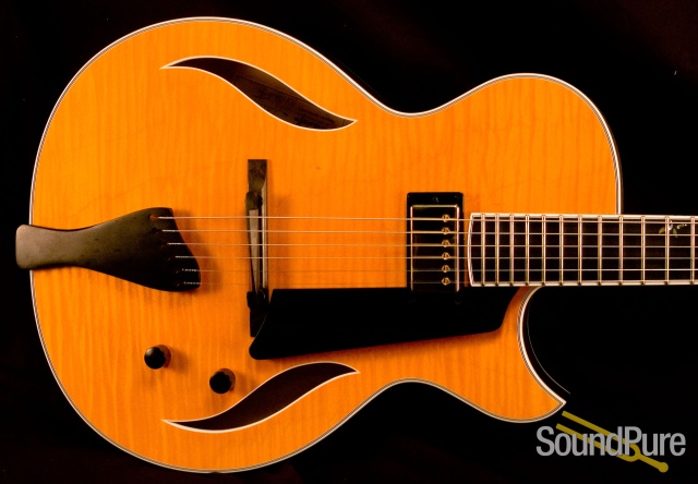 Benedetto Bambino Deluxe Honey Blonde/Espresso S1385 Archtop Guitar — image 9