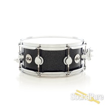 DW 5.5x13 Collectors Series Maple Snare Drum Black Ice DW 5.5x13 Collectors Series Maple Snare Drum Black Ice