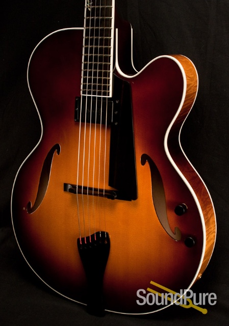 Benedetto Bravo Antique Burst Archtop Guitar S1191 - USED — image 8