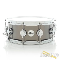 DW 5.5x14 Collectors Black Satin over Brass Snare Drum DW 5.5x14 Collectors Black Satin over Brass Snare Drum