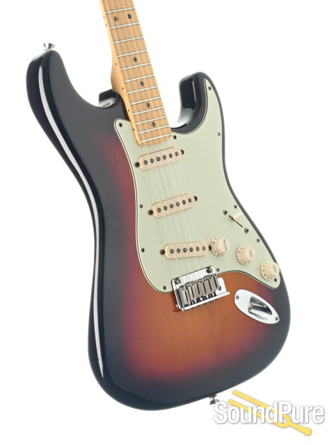 Fender American Stratocaster Guitar #US10207506 - Used — image 2
